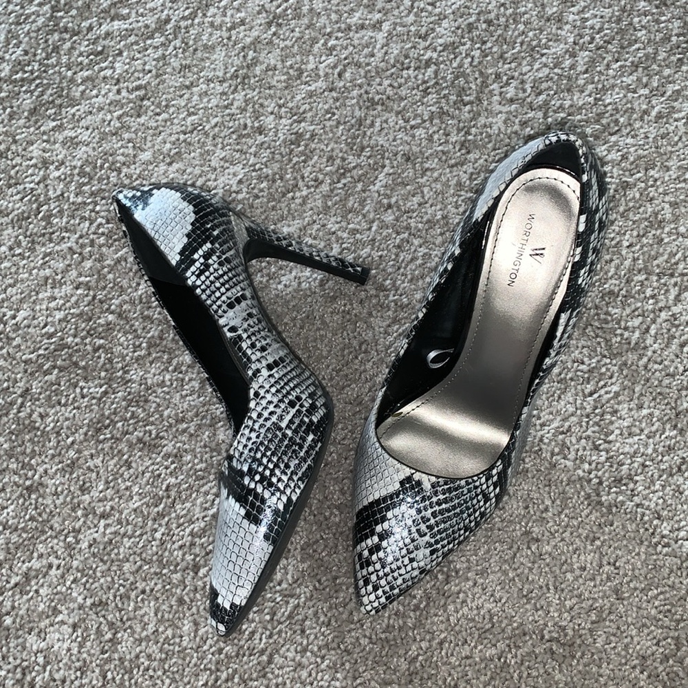 Worthington women’s gray snake print heels size 9